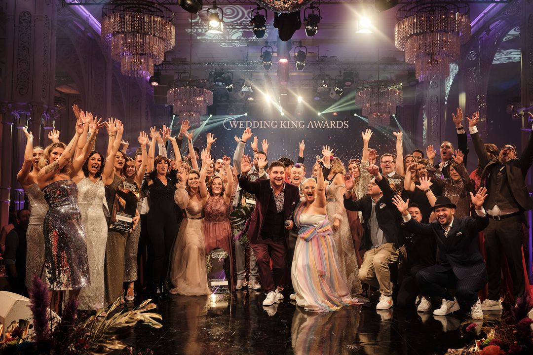 Alle Acts und Gäste jubeln gemeinsam auf der Bühne mit erhobenen Armen